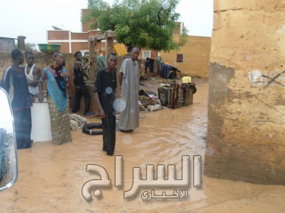 الأهالي يحاولون شق الطرق لأنفسهم 